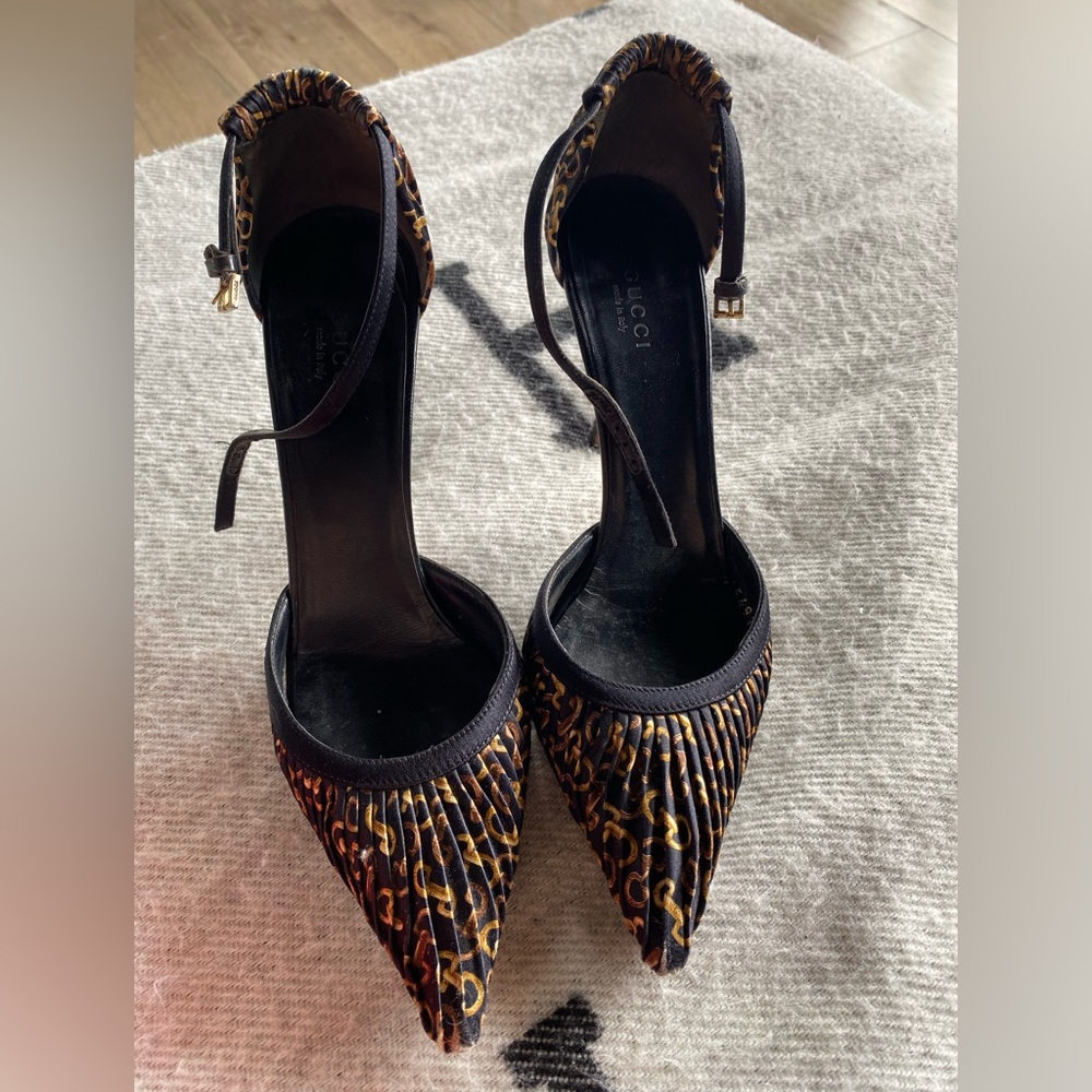 Gucci IMPERFECTIONS gold and black heels with strap. Size US 6.5.
